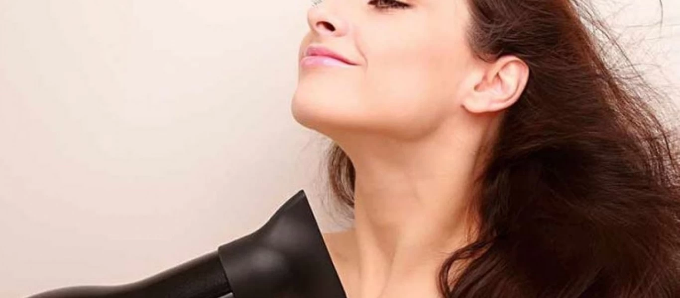 Ο σωστός τρόπος για να καθαρίζουμε το πιστολάκι μαλλιών (βίντεο)